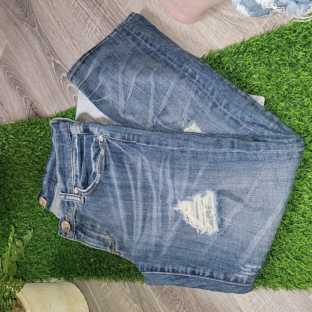 Distressed denium "See Thru Soul", Boy Friend Fit jeans.